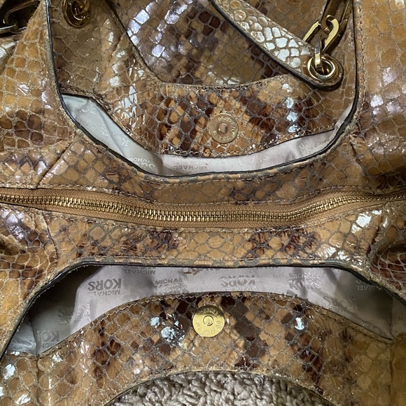 Michael kors purse - Picture 8 of 16